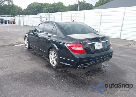 2014 Mercedes-Benz C 250 Sport z USA, uszkodzony, nr VIN WDDGF4HB2ER304790